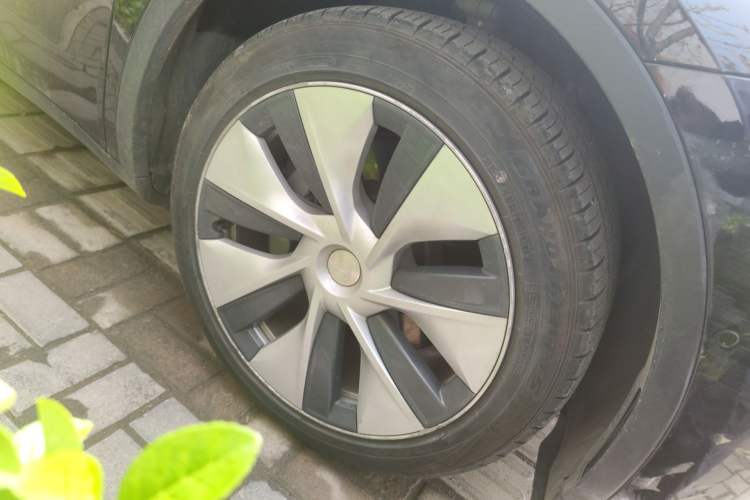 Used Tesla Model Y 2021 Long-Range All-Wheel-Drive Version 3D7 Right Front Wheel Hub