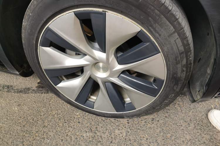 Used Tesla Model Y 2021 Standard Range Rear-Wheel Drive Version Right Front Wheel Hub