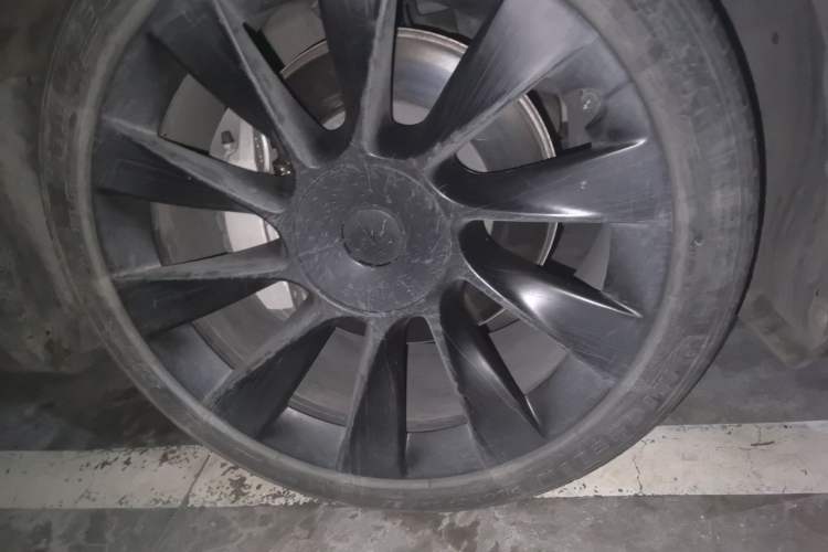 Used Tesla Model Y 2021 Standard Range Rear-Wheel Drive Version Right Front Wheel Hub