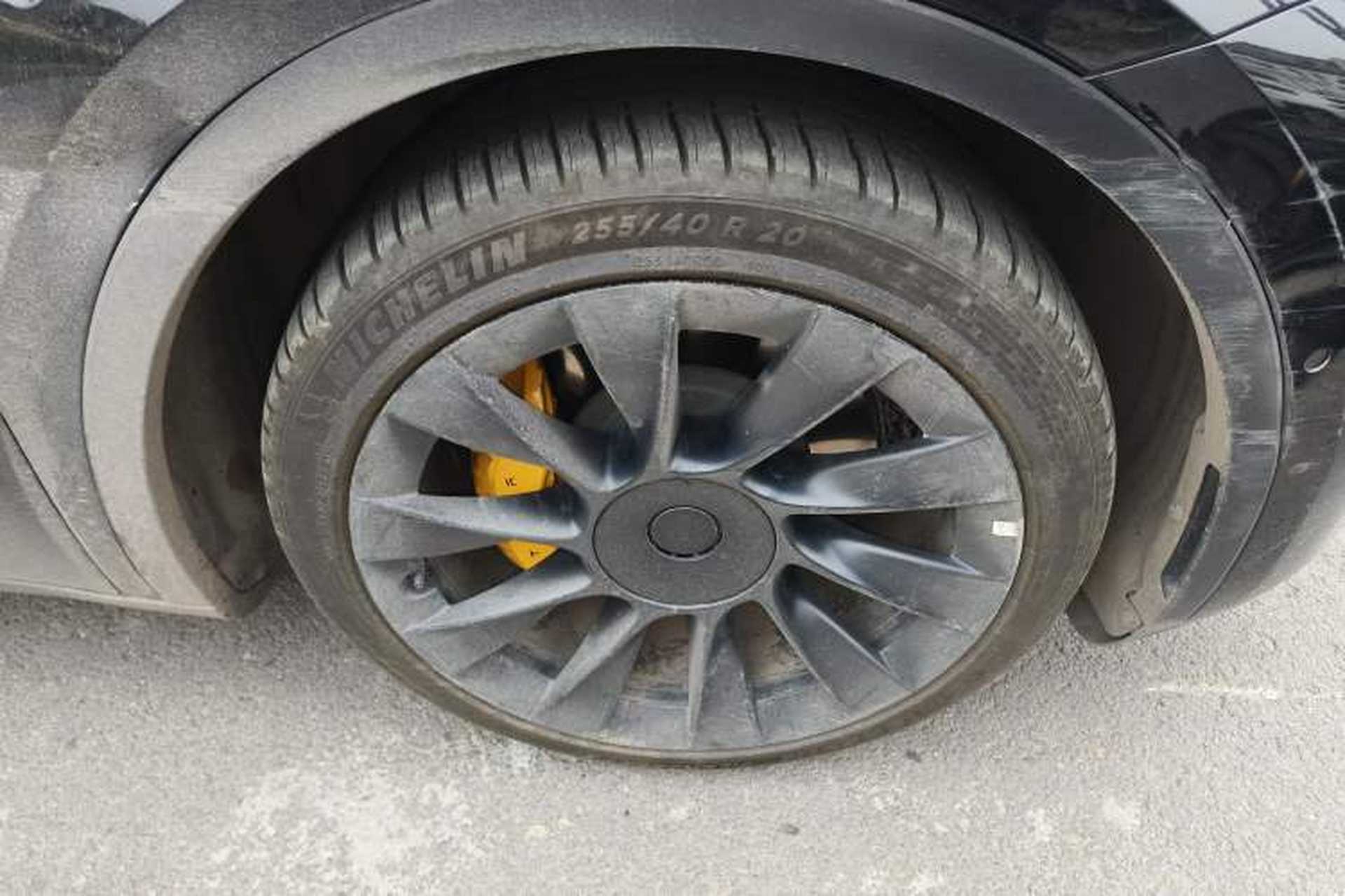 Used Tesla Model Y 2021 Standard Range Rear-Wheel Drive Version Right Front Wheel Hub