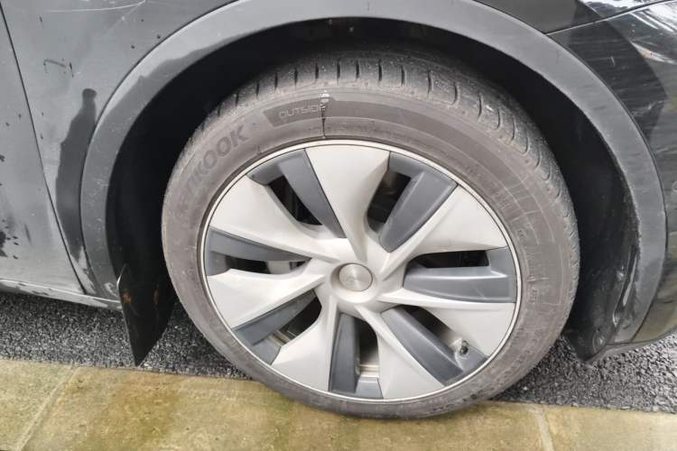 Used Tesla Model Y 2021 Standard Range Rear-Wheel Drive Version Right Front Wheel Hub