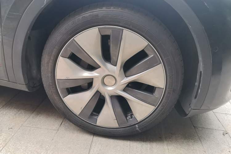 Used Tesla Model Y 2021 Standard Range Rear-Wheel Drive Version Right Front Wheel Hub