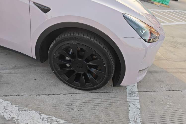 Used Tesla Model Y 2021 Long-Range All-Wheel-Drive Version 3D7 Right Front Wheel Hub
