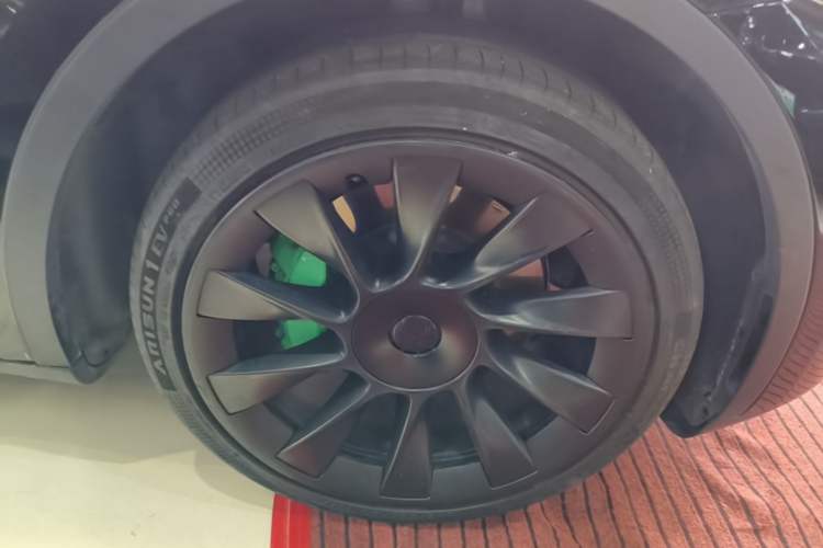 Used Tesla Model Y 2021 Revised Version 2 Long-Range All-Wheel-Drive Edition Right Front Wheel Hub