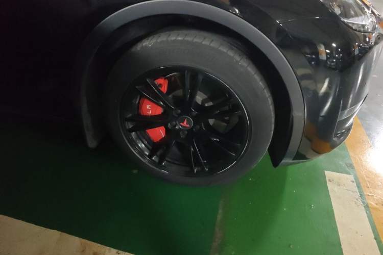 Used Tesla Model Y 2021 Standard Range Rear-Wheel Drive Version Right Front Wheel Hub