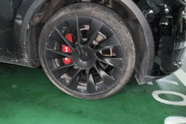 Used Tesla Model Y 2021 Standard Range Rear-Wheel Drive Version Right Front Wheel Hub