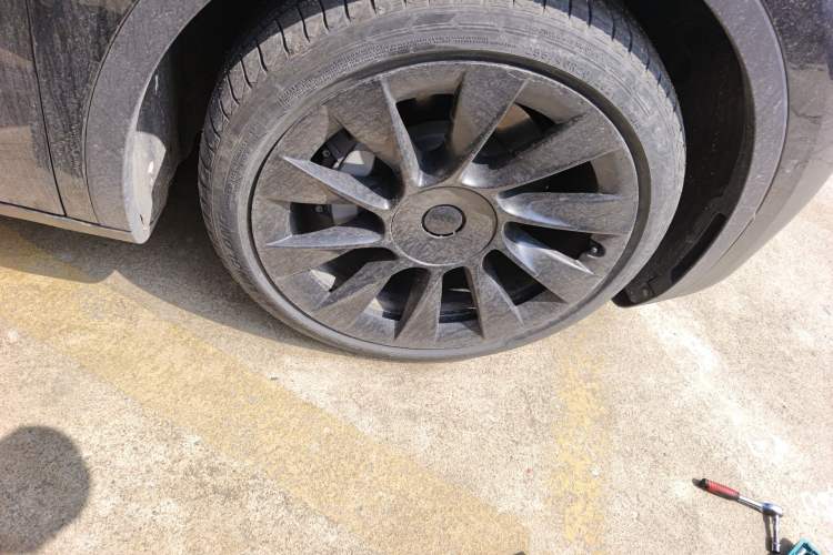 Used Tesla Model Y 2021 Standard Range Rear-Wheel Drive Version Right Front Wheel Hub