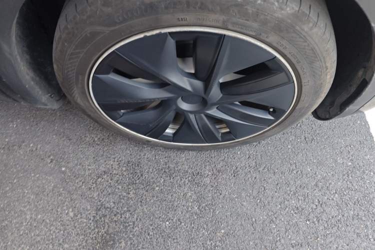 Used Tesla Model Y 2021 Standard Range Rear-Wheel Drive Version Right Front Wheel Hub