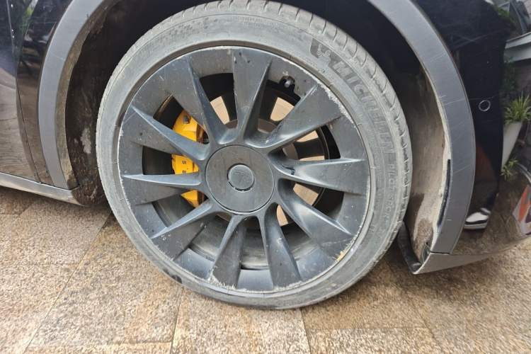 Used Tesla Model Y 2021 Long-Range All-Wheel-Drive Version 3D7 Right Front Wheel Hub