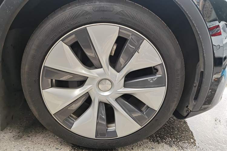 Used Tesla Model Y 2021 Standard Range Rear-Wheel Drive Version Right Front Wheel Hub