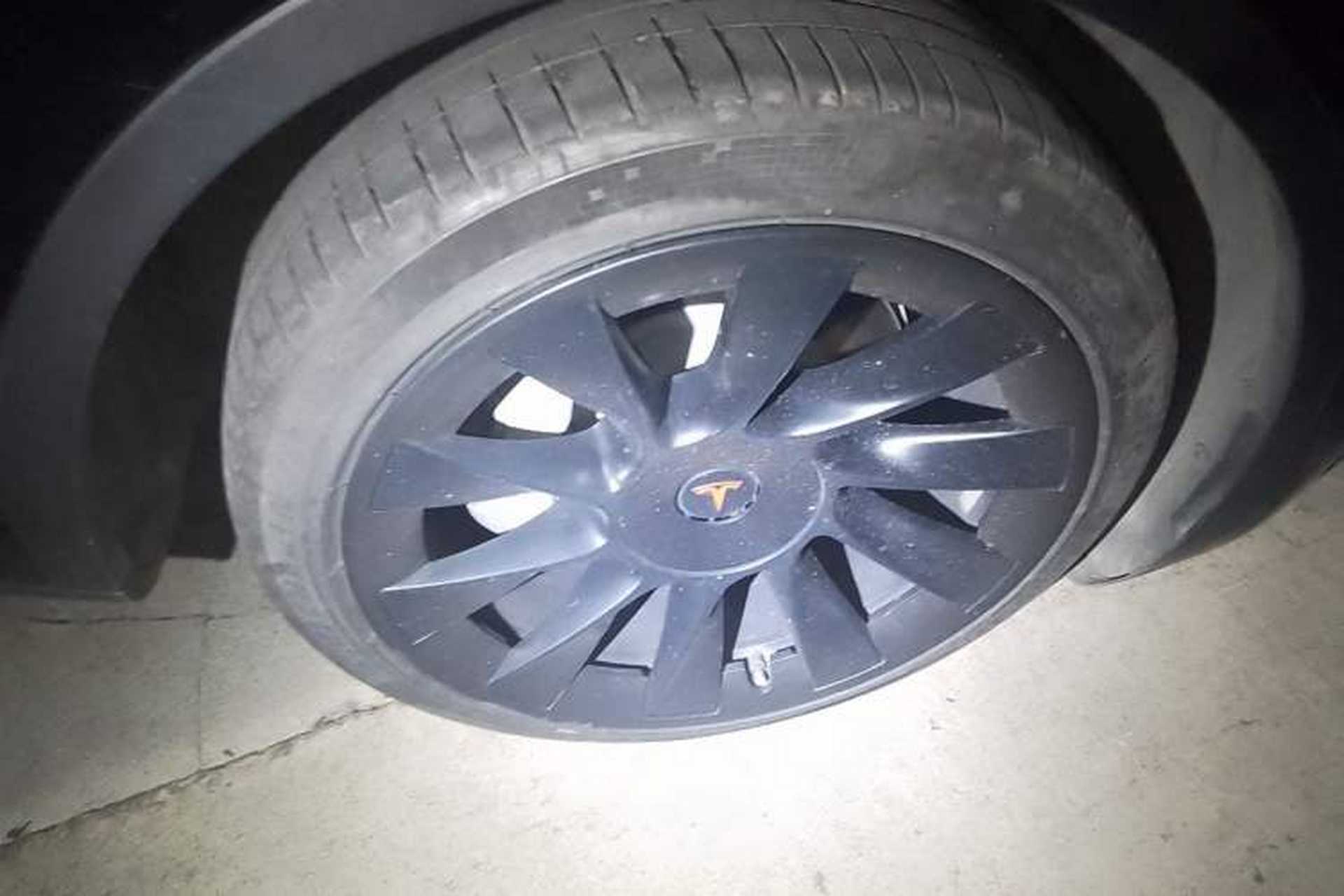 Used Tesla Model Y 2021 Standard Range Rear-Wheel Drive Version Right Front Wheel Hub