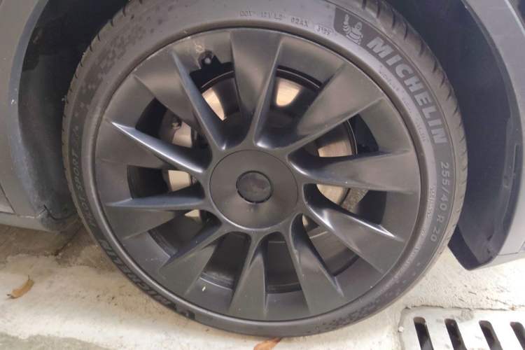 Used Tesla Model Y 2021 Standard Range Rear-Wheel Drive Version Right Front Wheel Hub