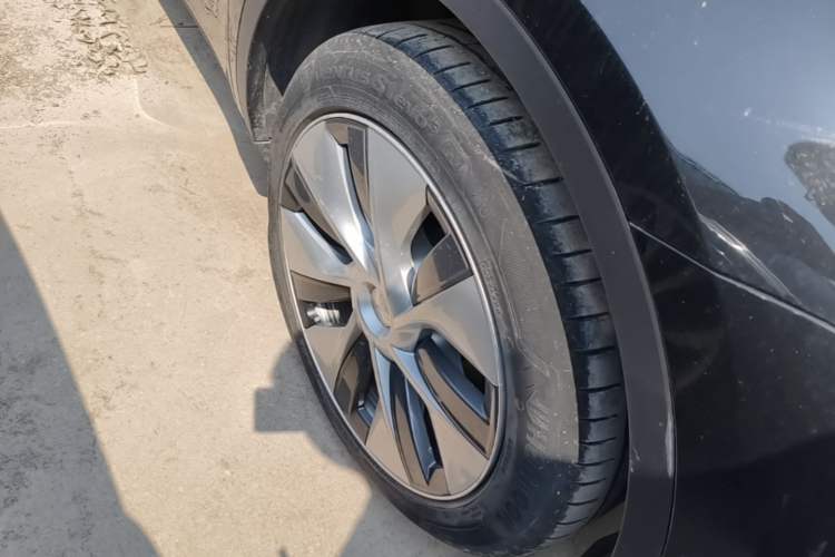 Used Tesla Model Y 2021 Standard Range Rear-Wheel Drive Version Right Front Wheel Hub