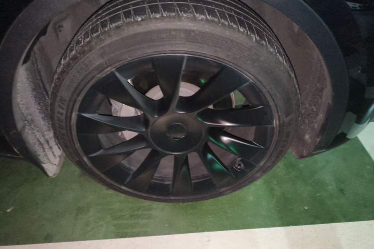 Used Tesla Model Y 2021 Standard Range Rear-Wheel Drive Version Right Front Wheel Hub