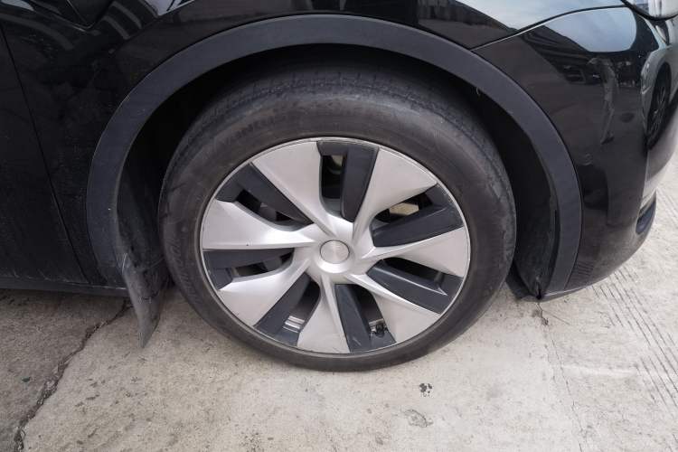 Used Tesla Model Y 2021 Long-Range All-Wheel-Drive Version Right Front Wheel Hub