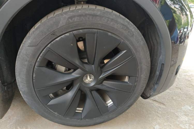 Used Tesla Model Y 2021 Standard Range Rear-Wheel Drive Version Right Front Wheel Hub