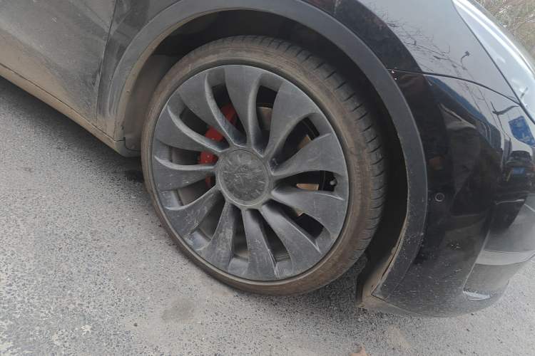 Used Tesla Model Y 2021 Performance High-Performance All-Wheel-Drive Version Right Front Wheel Hub