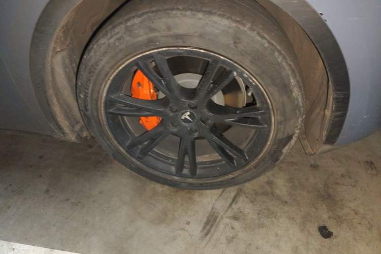Used Tesla Model Y 2021 Standard Range Rear-Wheel Drive Version Right Front Wheel Hub