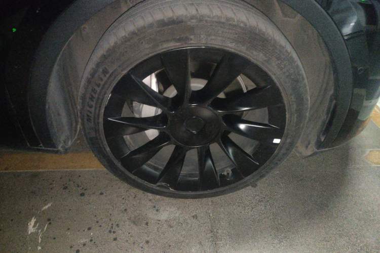 Used Tesla Model Y 2021 Long-Range All-Wheel-Drive Version Right Front Wheel Hub