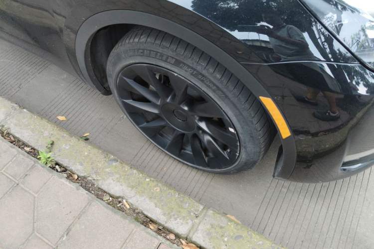 Used Tesla Model Y 2021 Standard Range Rear-Wheel Drive Version Right Front Wheel Hub