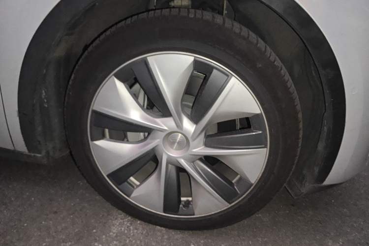 Used Tesla Model Y 2021 Standard Range Rear-Wheel Drive Version Right Front Wheel Hub