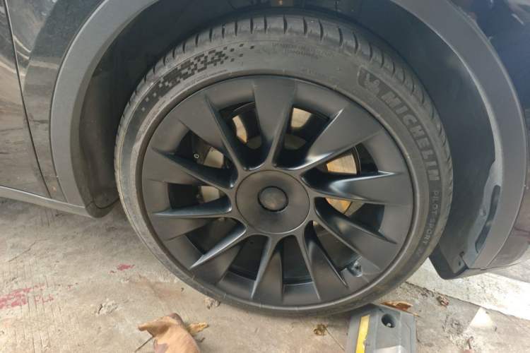Used Tesla Model Y 2021 Standard Range Rear-Wheel Drive Version Right Front Wheel Hub