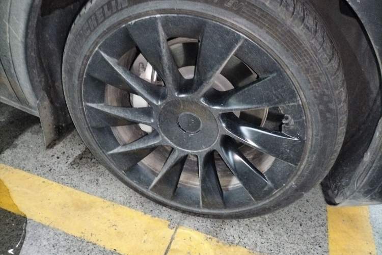 Used Tesla Model Y 2021 Standard Range Rear-Wheel Drive Version Right Front Wheel Hub