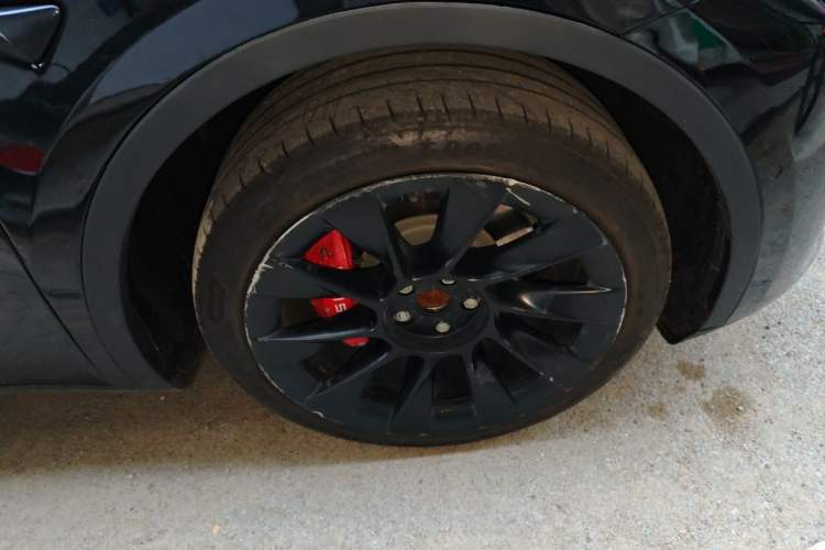 Used Tesla Model Y 2021 Standard Range Rear-Wheel Drive Version Right Front Wheel Hub