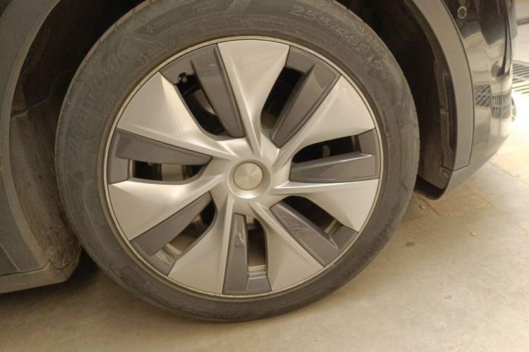 Used Tesla Model Y 2021 Standard Range Rear-Wheel Drive Version Right Front Wheel Hub