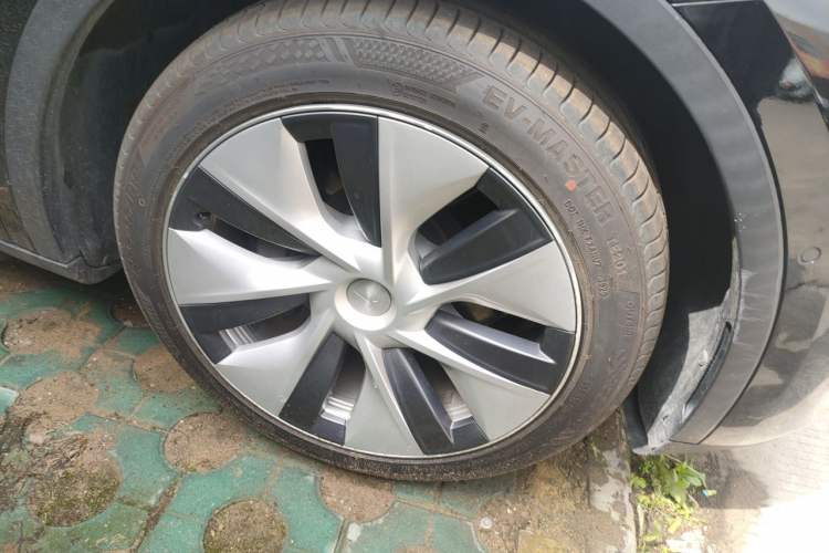 Used Tesla Model Y 2021 Standard Range Rear-Wheel Drive Version Right Front Wheel Hub