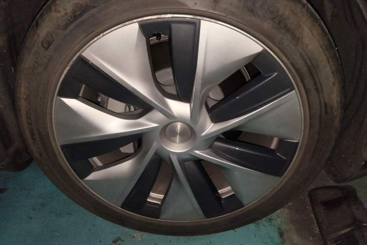 Used Tesla Model Y 2021 Standard Range Rear-Wheel Drive Version Right Front Wheel Hub