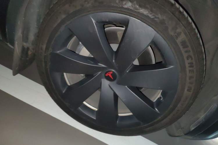 Used Tesla Model Y 2021 Standard Range Rear-Wheel Drive Version Right Front Wheel Hub