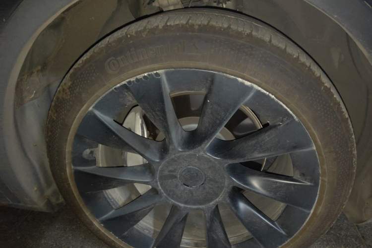 Used Tesla Model Y 2021 Long-Range All-Wheel-Drive Version 3D7 Right Front Wheel Hub