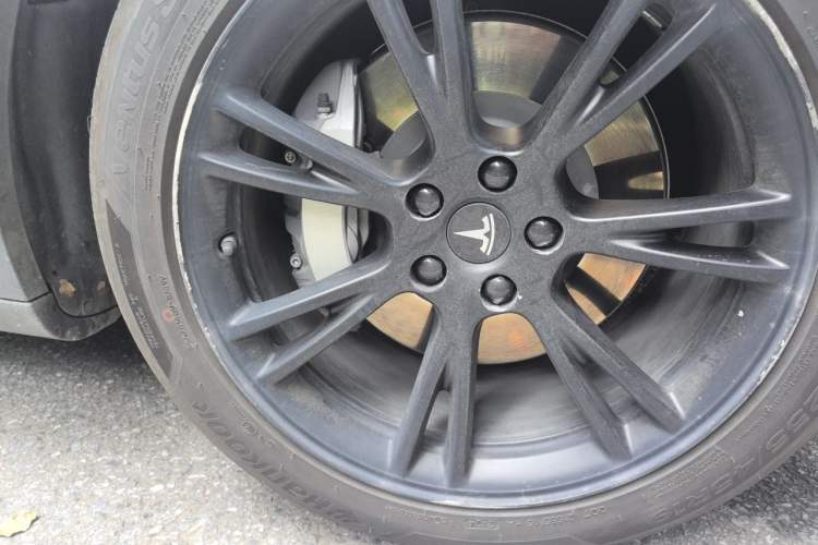 Used Tesla Model Y 2021 Long-Range All-Wheel-Drive Version Right Front Wheel Hub