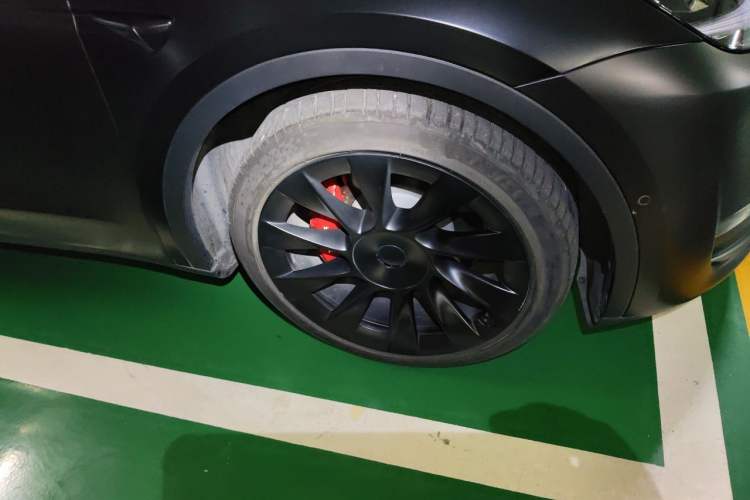 Used Tesla Model Y 2021 Standard Range Rear-Wheel Drive Version Right Front Wheel Hub