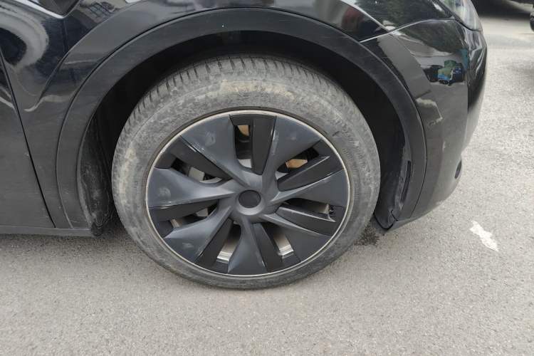 Used Tesla Model Y 2021 Standard Range Rear-Wheel Drive Version Right Front Wheel Hub