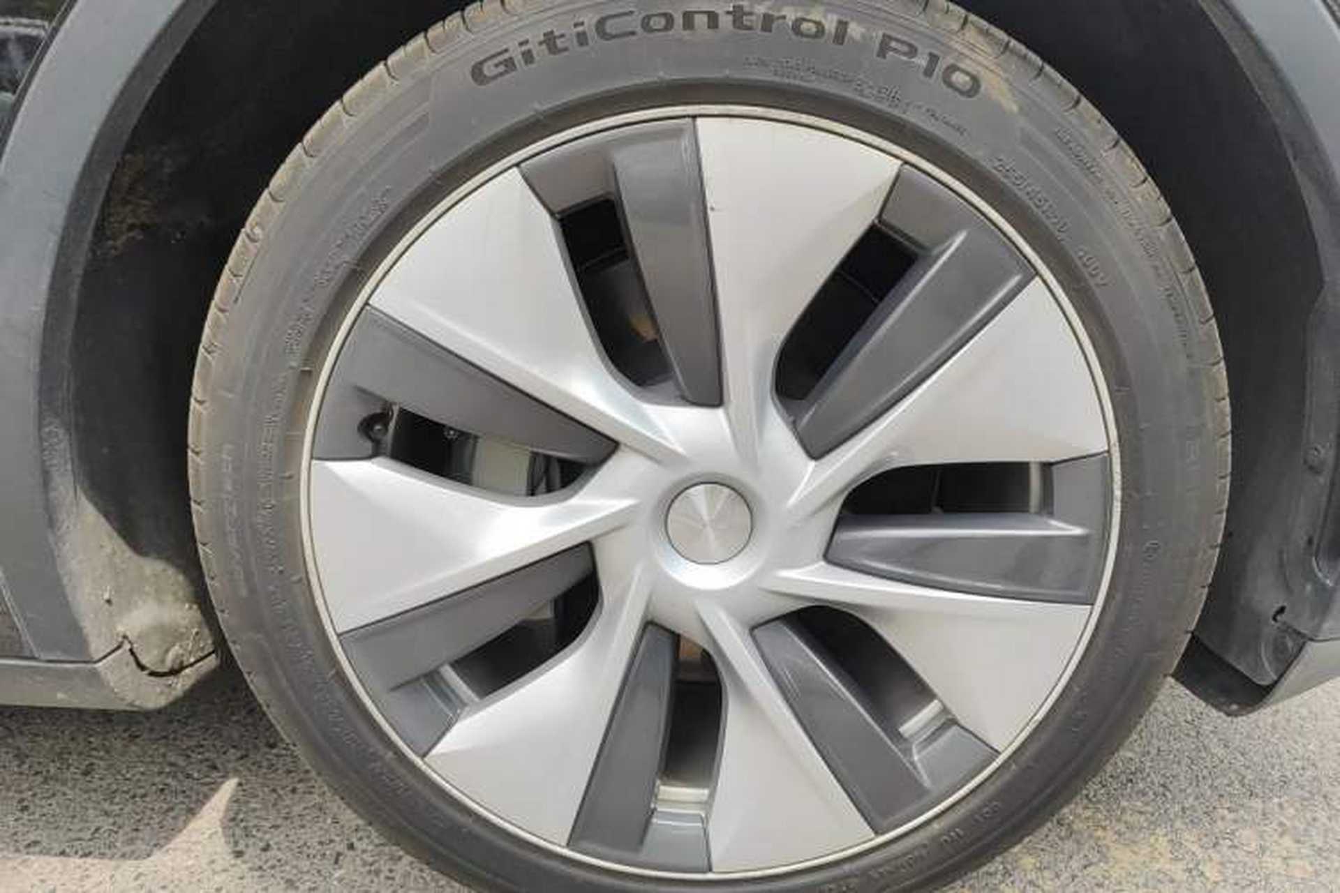 Used Tesla Model Y 2021 Standard Range Rear-Wheel Drive Version Right Front Wheel Hub