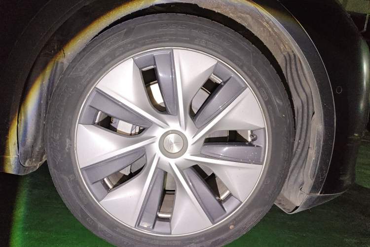 Used Tesla Model Y 2021 Long-Range All-Wheel-Drive Version 3D7 Right Front Wheel Hub