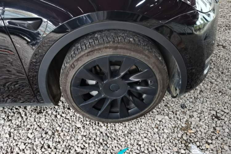 Used Tesla Model Y 2021 Long-Range All-Wheel-Drive Version Right Front Wheel Hub