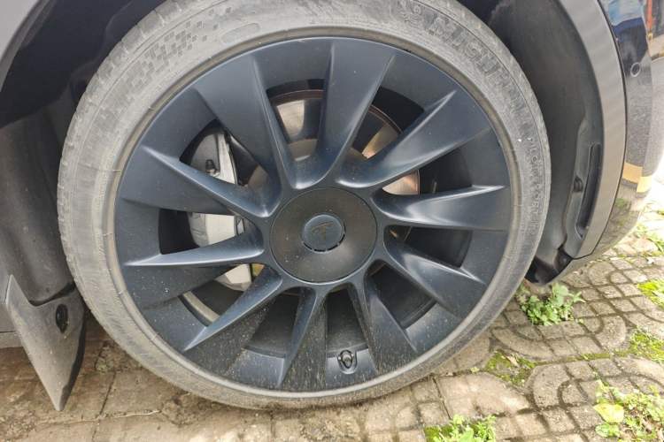 Used Tesla Model Y 2021 Standard Range Rear-Wheel Drive Version Right Front Wheel Hub