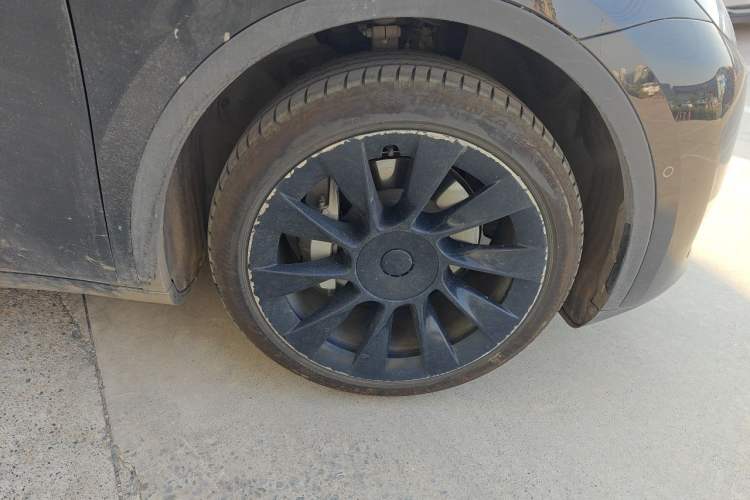 Used Tesla Model Y 2021 Standard Range Rear-Wheel Drive Version Right Front Wheel Hub