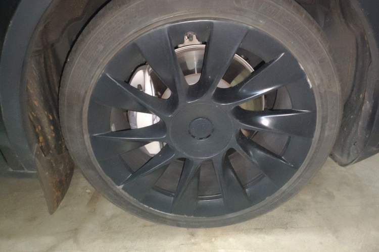 Used Tesla Model Y 2021 Standard Range Rear-Wheel Drive Version Right Front Wheel Hub