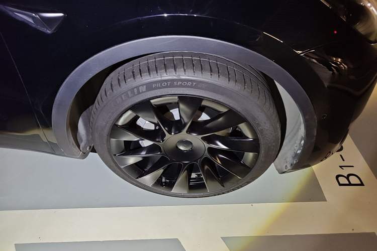Used Tesla Model Y 2021 Long-Range All-Wheel-Drive Version 3D7 Right Front Wheel Hub