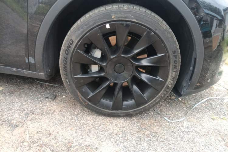 Used Tesla Model Y 2021 Standard Range Rear-Wheel Drive Version Right Front Wheel Hub