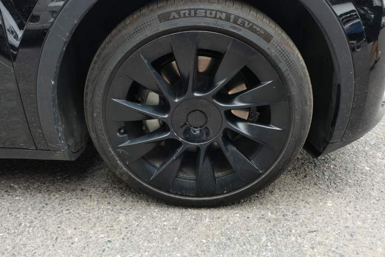 Used Tesla Model Y 2021 Standard Range Rear-Wheel Drive Version Right Front Wheel Hub