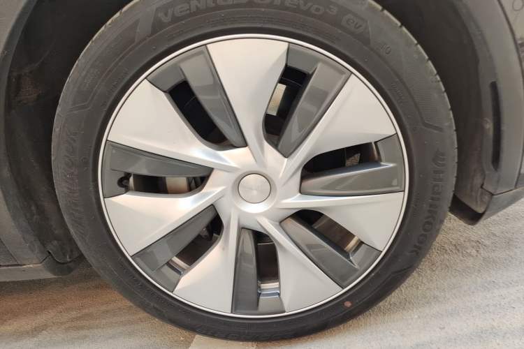 Used Tesla Model Y 2021 Standard Range Rear-Wheel Drive Version Right Front Wheel Hub