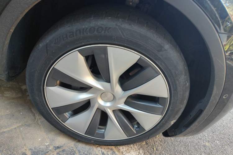 Used Tesla Model Y 2021 Standard Range Rear-Wheel Drive Version Right Front Wheel Hub