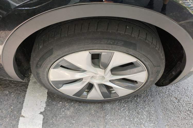 Used Tesla Model Y 2021 Long-Range All-Wheel-Drive Version Right Front Wheel Hub