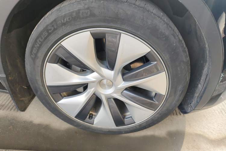 Used Tesla Model Y 2021 Standard Range Rear-Wheel Drive Version Right Front Wheel Hub