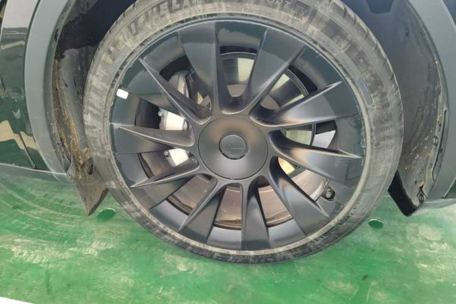 Used Tesla Model Y 2021 Standard Range Rear-Wheel Drive Version Right Front Wheel Hub